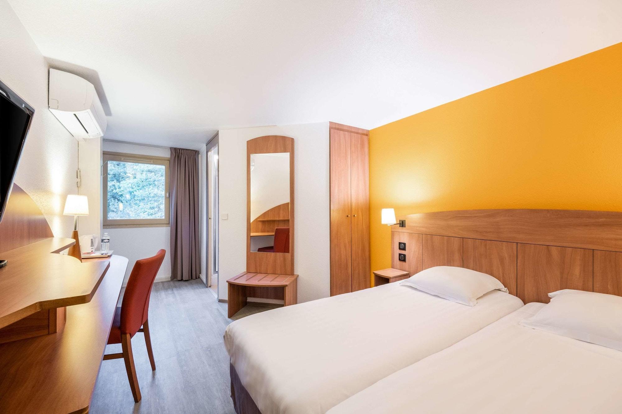 Comfort Hotel Grenoble Meylan Exterior photo